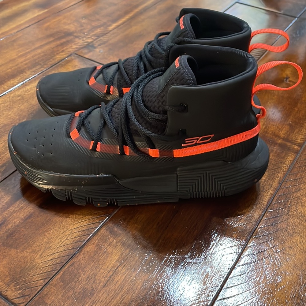 Curry boys size 5.5 or girls size 7 Under Armour basketball shoes black/orange